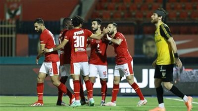 نجم الأهلي السابق يفجرها: هذا اللاعب لا يستحق ارتداء القميص الأحمر