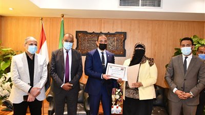 محافظ الفيوم يكرم فريق مدرسة الغريب الأول عربيا بمبادرة 