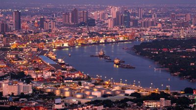 رئيس وزراء تايلاند يُسرع  التطعيمات والتدابير التحفيزية  في البلاد