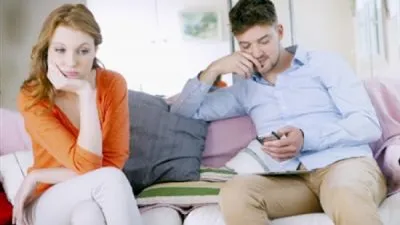 طبيبة نفسية تحذر من أخطاء تقع فيها المرأة تؤثر على علاقتها بزوجها (فيديو)