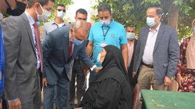 محافظ القليوبية يتفقد قوافل جامعة بنها بشبين القناطر