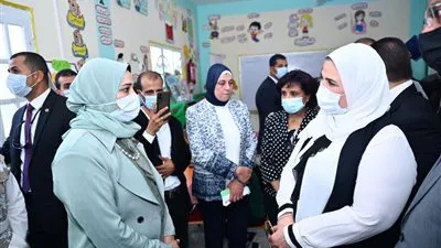وزيرة التضامن ومحافظ الفيوم يتفقدان إحدى عيادات 