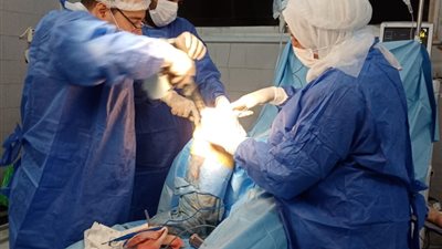 إجراء عملية تركيب مفصل صناعي بالركبة لمريضة سبعينية بمستشفى أجا 