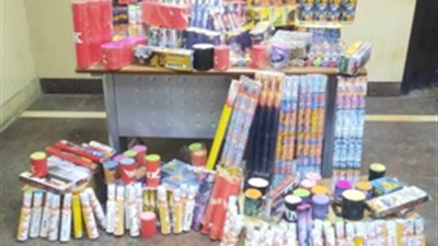 ضبط 225 ألف من الألعاب النارية داخل مخزن بمنشأة ناصر