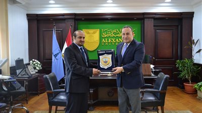 رئيس جامعة الإسكندرية يستقبل قنصل عام المملكة العربية السعودية (صور)