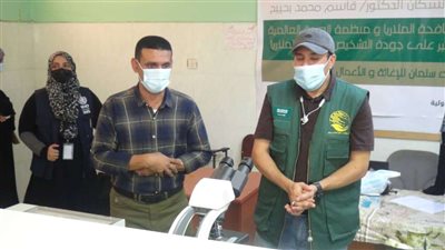 مركز الملك سلمان للإغاثة يختتم الدورة التدريبية لفنيي المختبرات بعدن