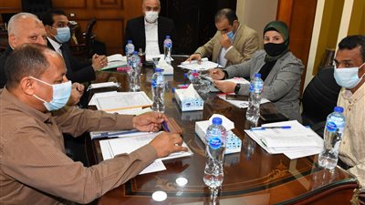 محافظ قنا يترأس لجنة اختيار المرشحين للوظائف القيادية 