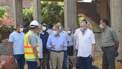 محافظ المنيا يشكر مواطنا لتبرعه بقطعة أرض لإنشاء محطة رفع صرف صحي (صور)