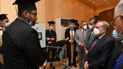 وزيرا الإنتاج الحربي والشباب يشهدان حفل تخرج الدفعة الثانية من الأكاديمية المصرية للهندسة 