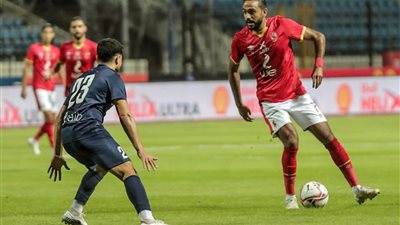 التعادل السلبي يحكم الشوط الأول من مواجهة الأهلي وإنبي