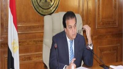 وزير التعليم العالي: إجراء مسحة إسبوعيا لمن يرفض الحصول على اللقاح (فيديو)