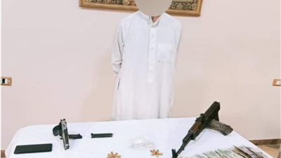 بـ هيروين وأسلحة نارية.. سقوط عنصر إجرامي بأكتوبر