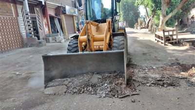 إزالة المطبات العشوائية بالشوارع العامة بقرية أولاد عمرو في قنا
