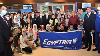 وزير الطيران أثناء توديعه أوائل الثانوية العامة: الرحلة أقل تقدير لكم