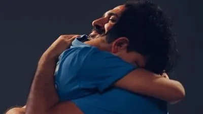 أكرم حسني يشوق جمهوره لعمل جديد مع أحمد أمين