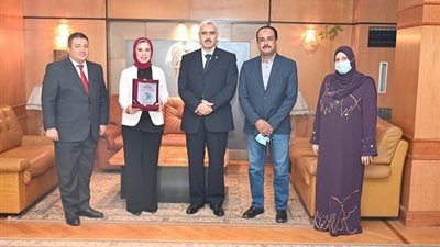 رئيس جامعة الفيوم يكرم الدكتورة لبنى والطالبة أميرة لتفوقهما العلمي 