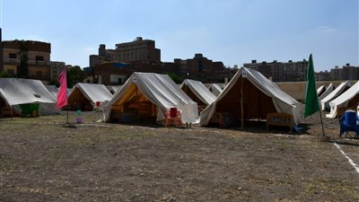 محافظ الفيوم وقائد الدفاع الشعبي يتفقدان معسكر الإيواء بنادي قارون (صور) 