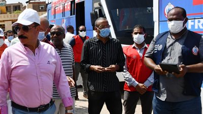 محافظ أسوان يتفقد تلقي لقاح كورونا ضمن مبادرة 