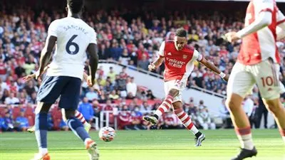 آرسنال يضرب توتنهام بثلاثية مثيرة في البريميرليج