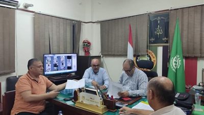 رئيس حي غرب المنصورة يتابع الأعمال الإدارية بالفترة المسائية (صور)