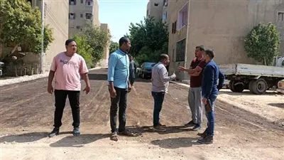 رئيس مدينة قنا يتابع أعمال الرصف بحي المساكن