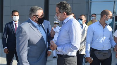 للاحتفال باليوم العالمي للسياحة.. محافظ البحر الأحمر يستقبل وزير السياحة بمطار الغردقة الدولي
