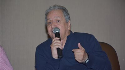 تكريم عمر عبد العزيز بمهرجان الإسكندرية.. والمخرج يهديها لدفعة 76 (صور)