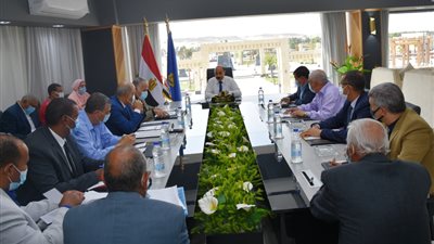 محافظ أسوان: تطبيق مبدأ الثواب والعقاب على القيادات التعليمية