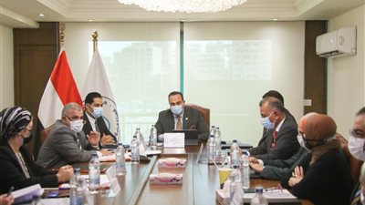 مكافأة شهر للعاملين بوحدات طب الأسرة الحاصلة على درجة الاعتماد بالمحافظات