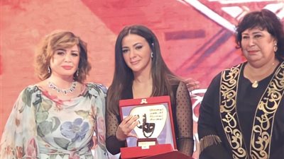 بعد بكائها أثناء استلامها تكريم والديها الراحلين.. رسالة دعم من إلهام شاهين لدنيا سمير غانم 