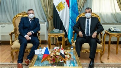 نائب رئيس الهيئة القومية للإنتاج الحربي يبحث مع نائب وزير خارجية التشيك التعاون المشترك