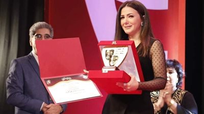 رد فعل رامي رضوان على بكاء دنيا سمير غانم على والديها الراحلين لحظة تكريمهما