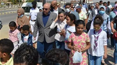 محافظ بني سويف يصطحب عددًا من الطلائع والشباب لزيارة المشروعات القومية (صور)