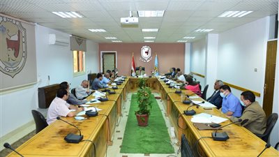 القائم بعمل رئيس جامعة سوهاج يناقش قرارات البرامج الجديدة بكلية الآداب