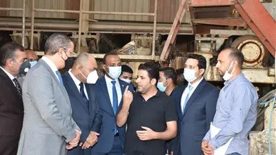 جولة مفاجئة لمحافظ الفيوم والرقابة الإدارية على مصانع كوم أوشيم (صور)