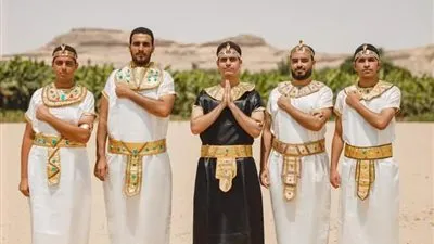 طلاب طب المنيا يحتفلون بالتخرج على الطريقة الفرعونية (صور)