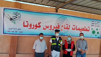 رئيس مركز إبشواي يتفقد فرق تطعيم العاملين والمواطنين (صور)