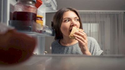 خبيرة تغذية تحذر من تناول الطعام ليلاً لهذا السبب (فيديو)