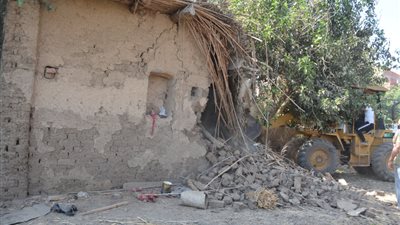  إزالة 24 حالة تعدي على حرم المصارف والترع بمدينة القناطر الخيرية