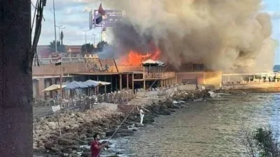 صائد سمك لا يبالي بالحريق في الإسكندرية يثير حفيظة رواد السوشيال ميديا (صورة)