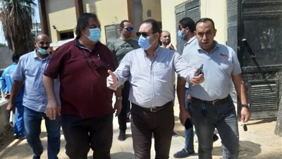 استعداد لموسم الشتاء ..رئيس جهاز مدينة الشروق يتفقد محطات الصرف الصحى