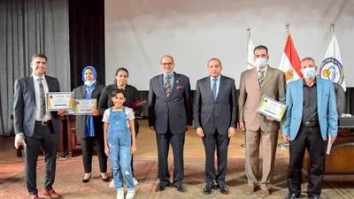 رئيس جامعة بني سويف يكرم المحالين للمعاش ويوجه بصرف مكافأة للعاملين