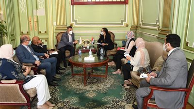 رئيس جامعة عين شمس يستقبل وفدا من منظمة اليونسكو (صور)