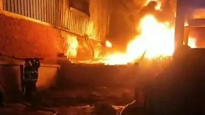 اندلاع حريق هائل في مخزن أخشاب بطريق المريوطية