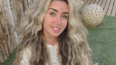 بفستان أبيض بسيط.. هنا الزاهد في أحدث ظهور 