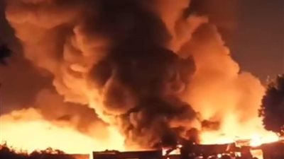 السحابة السوداء غطت السماء.. جحيم في أوسيم ومحاولات لإخماد النيران (صور)