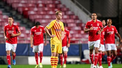 برشلونة إلى حافة الهاوية 