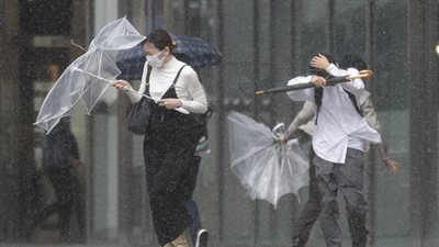 إعصار قوي يضرب اليابان ويعطل بعض الرحلات الجوية والقطارات