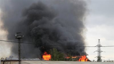 حريق بضواحي موسكو يأتي على مستودع لمواد البناء