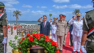 محافظ الإسكندرية ومدير الأمن يضعان إكليلا من الزهور في ذكرى أكتوبر (صور)